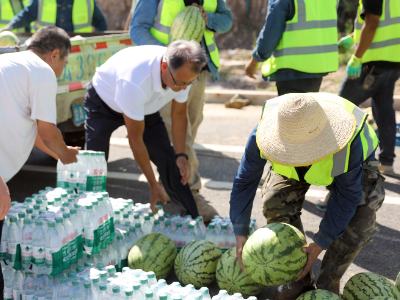 國藥天壇蘭州聯(lián)合蘭州高新區(qū)建設局為市政供電工人夏日送清涼